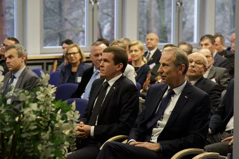 Goście w pierwszym rzędzie widowni podczas uroczystości jubileuszowej w sali konferencyjnej.