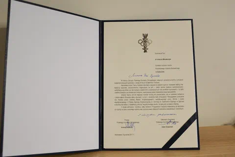 Adres okolicznościowy z gratulacjami jubileuszowymi w otwartej oprawie.