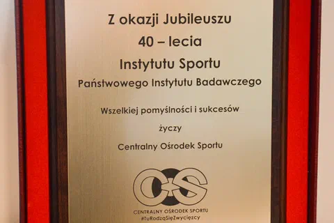 Grawerowana tabliczka pamiątkowa od Centralnego Ośrodka Sportu w drewnianym etui.