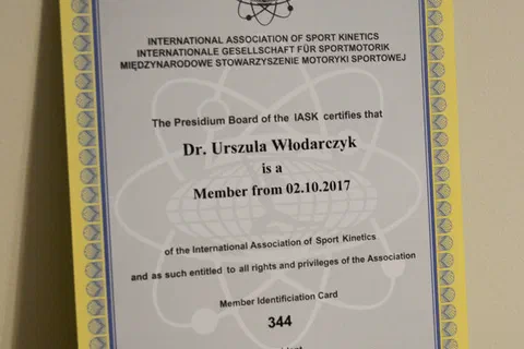 Certyfikat członkostwa Międzynarodowego Stowarzyszenia Motoryki Sportowej w oprawie.