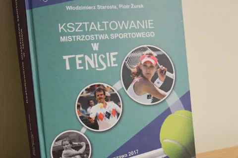 Książka o kształtowaniu mistrzostwa sportowego w tenisie leżąca na stole.