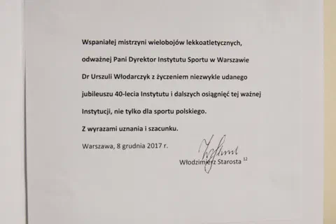 Strona tytułowa publikacji z wklejoną dedykacją jubileuszową i podpisem.