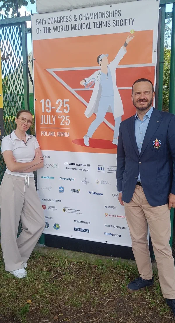 z lewej dr inż Olga Surała i Michał Starczewski (z prawej) na tle plakatu z logo imprezy