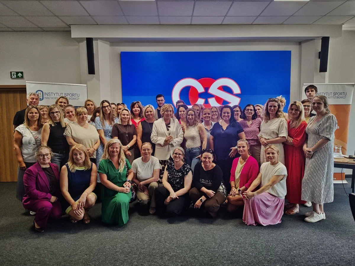 Grupowe zdjęcie uczestników szkolenia Akademii Zarządzania Sportem o kadrach i płacach w sali konferencyjnej COS Torwar.