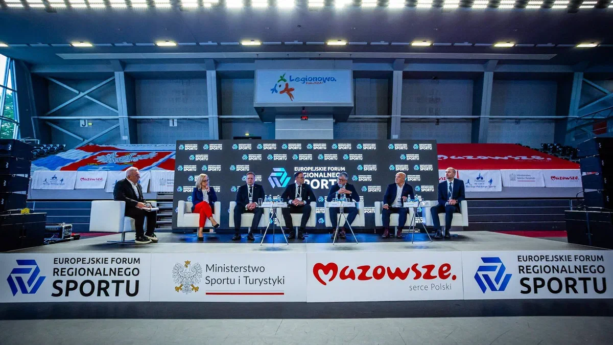 Uczestnicy debaty „Region w ruchu: czy sport naprawdę napędza rozwój?” na scenie IV Europejskiego Forum Regionalnego Sportu w Arenie Legionowo.