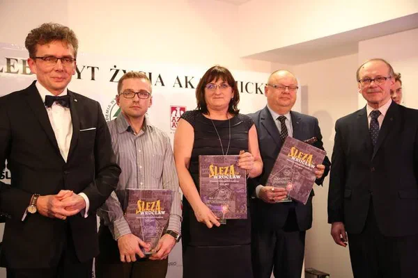 Laureaci XXV Plebiscytu „Życia Akademickiego” AWF we Wrocławiu, w środku dr Urszula Włodarczyk z pamiątkowym wyróżnieniem.