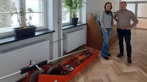 Dwoje przedstawicieli przy ergometrze wioślarskim firmy Empacher przekazanym dla AWF w Warszawie.
