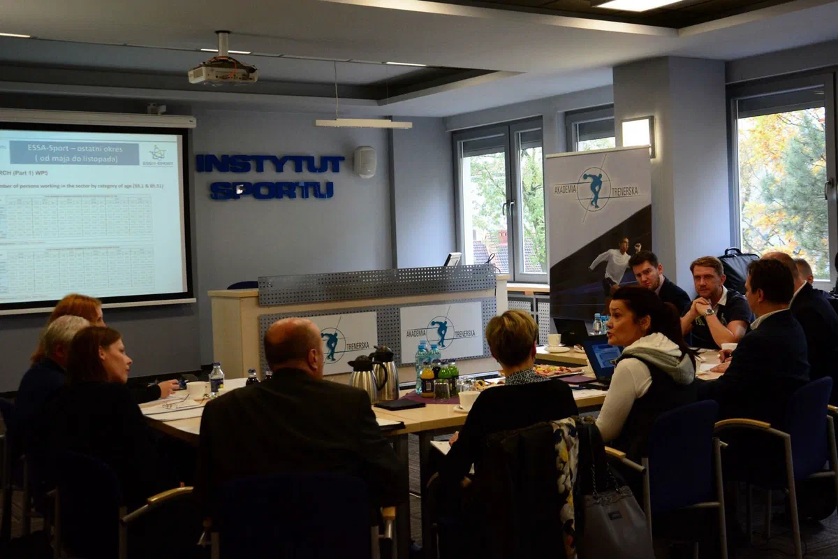 Obrady uczestników posiedzenia Zarządu ds. Kompetencji Sektora Sportowego przy stole konferencyjnym w siedzibie Instytutu Sportu – PIB.