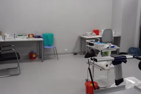 Wnętrze laboratorium ze stanowiskiem do pobrań i cykloergometrem.