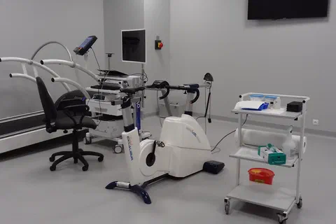 Sala badań wysiłkowych wyposażona w bieżnię, cykloergometr, aparaturę pomiarową i wózek zabiegowy.
