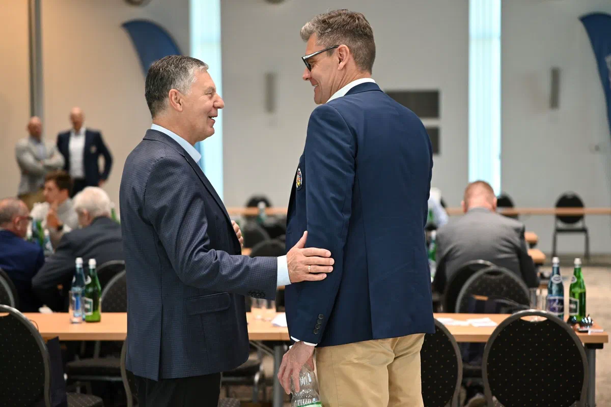 Uścisk dłoni podczas gratulacji dla Prezesa Polskiego Związku Towarzystw Wioślarskich Adama Korola na Sejmiku PZTW.