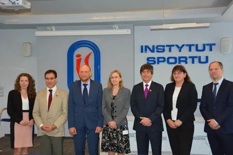 Wspólne zdjęcie uczestników spotkania na tle znaku i napisu Instytut Sportu.