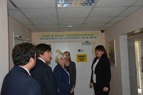 Goście stojący na korytarzu przed wejściem do Zakładu Badań Antydopingowych.