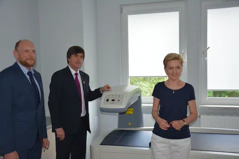 Prezentacja densytometru i stanowiska do badania składu ciała w pracowni diagnostycznej.