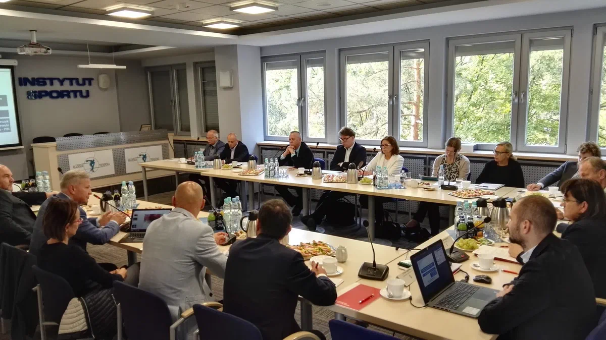 Uczestnicy posiedzenia Sztabu Przygotowań Olimpijskich i Paraolimpijskich ds. Sportów Zimowych przy stole obrad w sali Instytutu Sportu – PIB.