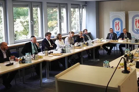 Przedstawiciele instytucji sportowych zabierający głos przy głównym stole prezydialnym.