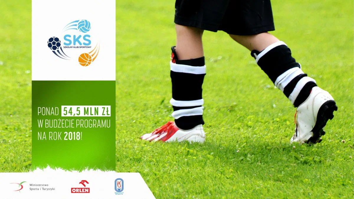Grafika programu Szkolny Klub Sportowy (SKS) z napisem „Ponad 54,5 mln zł w budżecie programu na rok 2018” i zdjęciem nóg młodego piłkarza na murawie.