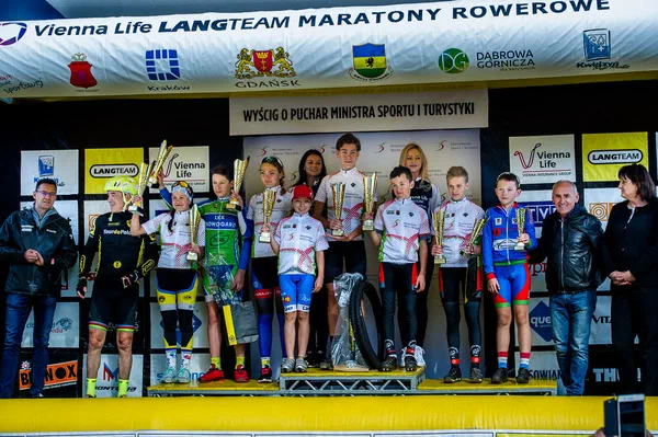 Młodzi kolarze na podium wyścigu o Puchar Ministra Sportu i Turystyki wraz z wręczającymi nagrody, w tym Dyrektor IS-PIB dr Urszulą Włodarczyk.