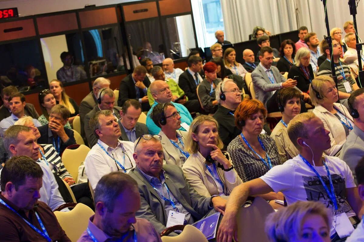 Uczestnicy na widowni międzynarodowej konferencji poświęconej roli trenerów sportu w Tallinie.