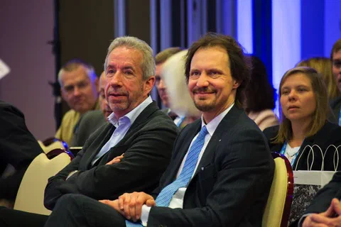 Uczestnicy konferencji siedzący na widowni podczas obrad.