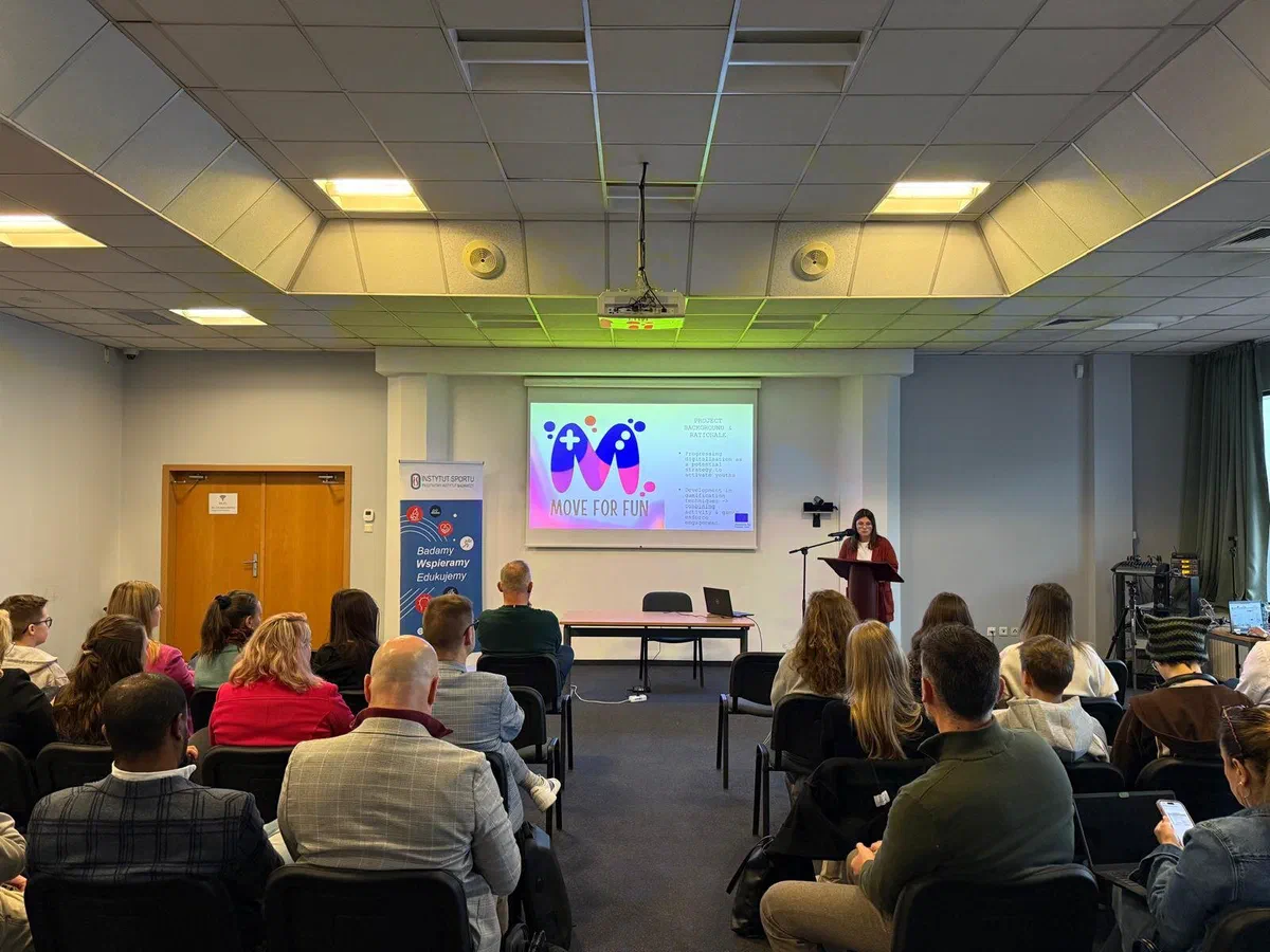Sala konferencyjna podczas prezentacji podsumowującej projekt Erasmus+ Move4Fun.