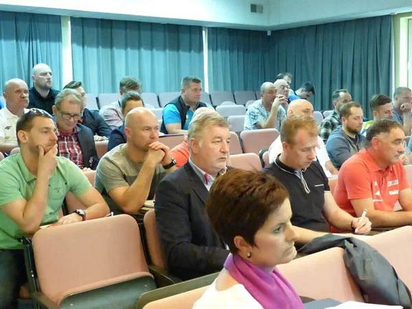 Uczestnicy Konferencji Szkolenia Olimpijskiego siedzący na widowni sali konferencyjnej w Centralnym Ośrodku Sportu w Spale.