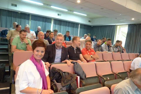 Uczestnicy siedzący w pierwszym i kolejnych rzędach sali konferencyjnej.
