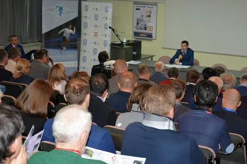 Widok z boku na wypełnioną salę konferencyjną i stół prezydialny podczas otwarcia obrad.