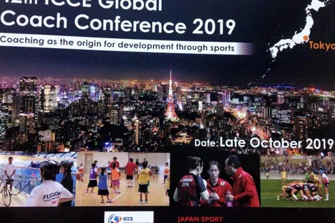 Slajd zapowiadający 12. konferencję ICCE Global Coach Conference 2019 w Tokio na tle panoramy miasta