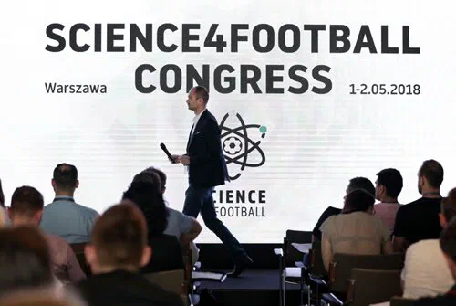 Prelegent na scenie międzynarodowego kongresu Science4Football (Warszawa, 1–2.05.2018) przed widownią.