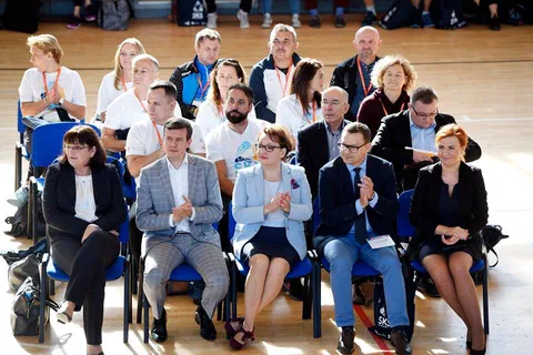 Goście i uczestnicy siedzący w pierwszych rzędach krzeseł na płycie hali podczas części oficjalnej