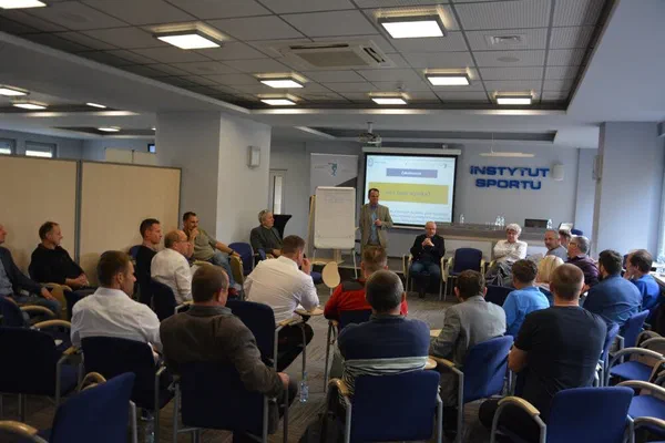 Wykład dla trenerów kadry narodowej w sali konferencyjnej Instytutu Sportu – PIB.
