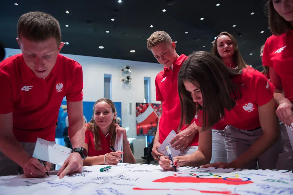 Reprezentanci Polski składający podpisy na fladze olimpijskiej podczas uroczystości ślubowania przed Młodzieżowymi Igrzyskami Olimpijskimi Buenos Aires 2018