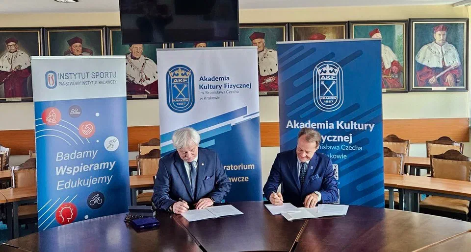 Podpisywanie porozumienia o współpracy przy stole konferencyjnym przez dr. Jerzego Eliasza i prof. dr. hab. Andrzeja Klimka