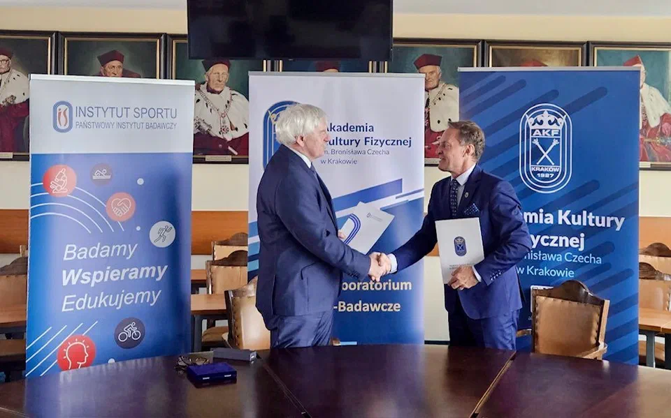 Uścisk dłoni Dyrektora IS-PIB dr. Jerzego Eliasza i Rektora AKF w Krakowie prof. dr. hab. Andrzeja Klimka po podpisaniu umowy partnerskiej