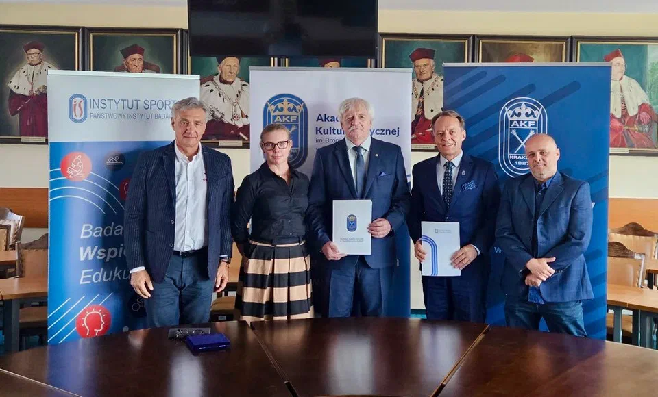 Pięcioro uczestników spotkania z Instytutu Sportu – PIB, Akademii Kultury Fizycznej w Krakowie oraz Polskiego Związku Narciarskiego pozujących po podpisaniu porozumienia