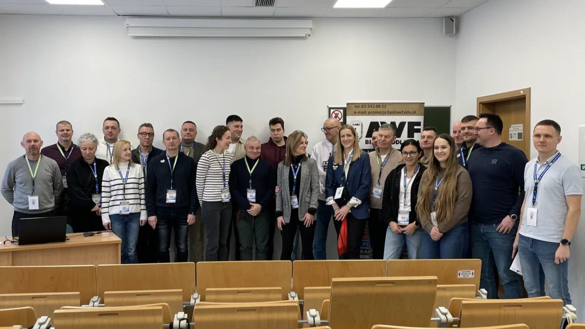 Grupowe zdjęcie uczestników Pierwszych Warsztatów Trenerów Pływania Województwa Lubelskiego w sali wykładowej Filii AWF w Białej Podlaskiej.