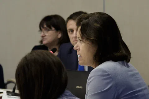 Zbliżenie na uczestniczki słuchające obrad przy stole konferencyjnym