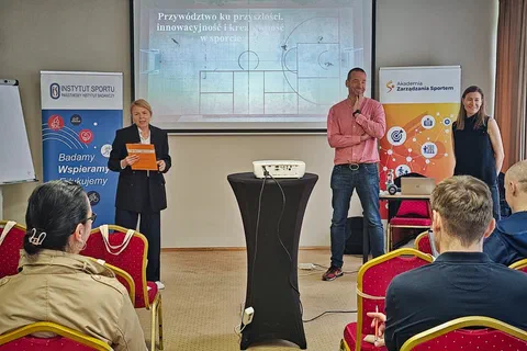 Otwarcie szkolenia przez organizatorkę i prowadzącego na tle ekranu z tytułem warsztatów o przywództwie