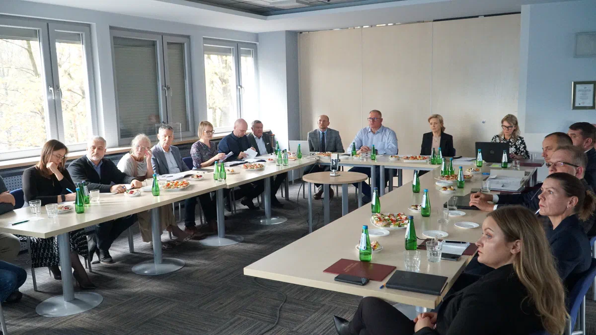 Członkowie Rady Naukowej Instytutu Sportu – PIB nowej kadencji przy stołach konferencyjnych podczas posiedzenia 8 listopada 2023 r.