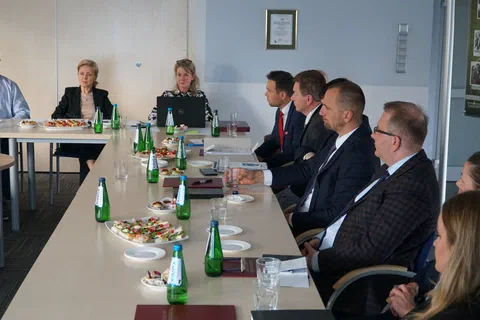 Widok wzdłuż stołu obrad na prezydium i członków Rady Naukowej zabierających głos