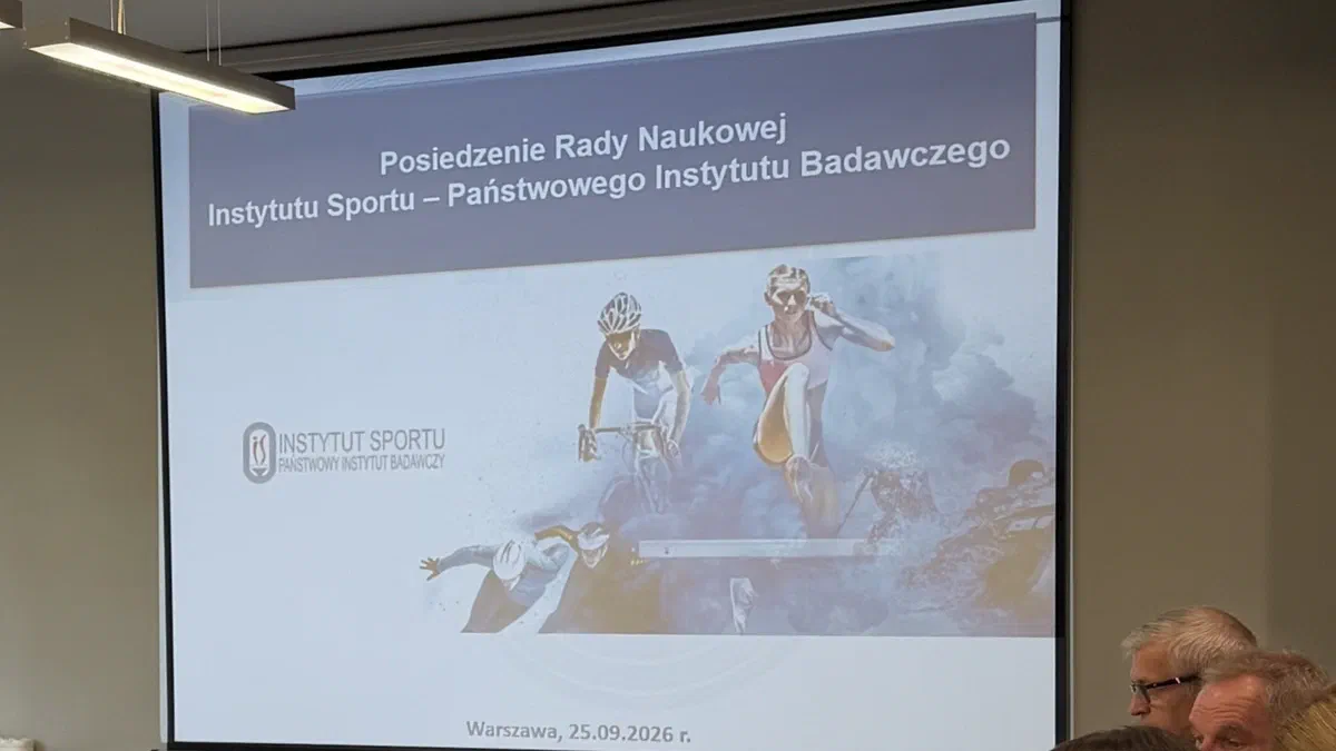 Ekran projekcyjny z planszą tytułową „Posiedzenie Rady Naukowej Instytutu Sportu – Państwowego Instytutu Badawczego, Warszawa, 25.09.2026 r.”.