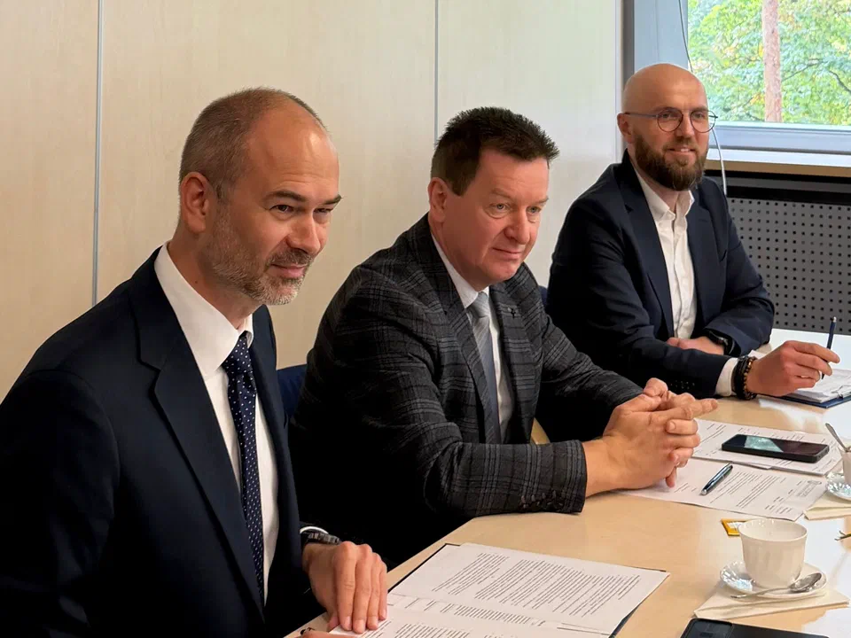 Trzej uczestnicy posiedzenia Rady Naukowej (w tym Dyrektor IS-PIB Marek Drob i Zastępca Dyrektora ds. Naukowych dr hab. Piotr Żmijewski) przy stole obrad