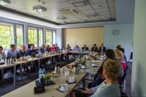 Szeroki kadr sali konferencyjnej z członkami Rady Naukowej siedzącymi przy stołach ustawionych w podkowę