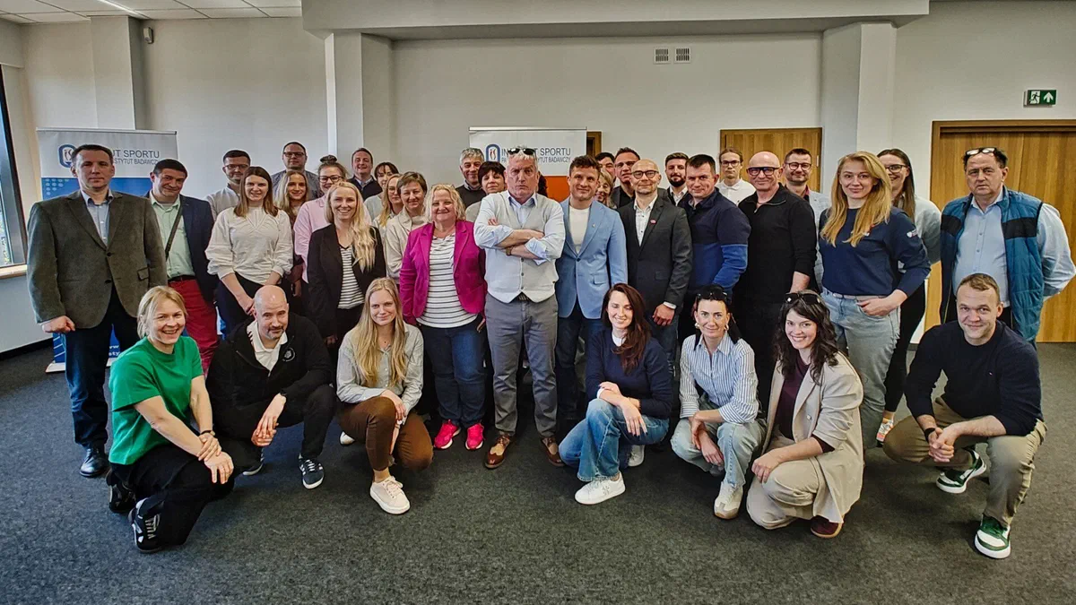 Grupowe zdjęcie uczestników szkolenia Akademii Zarządzania Sportem o sponsoringu i pozyskiwaniu finansowania w sali wykładowej.