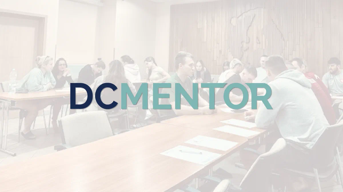 Baner projektu DCMENTOR na tle zdjęcia ze spotkania warsztatowego ze sportowcami.