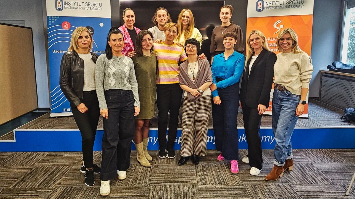 Grupowe zdjęcie uczestniczek i prowadzącego piąte szkolenie z cyklu „Liderki w sporcie” na tle ścianki Instytutu Sportu – PIB.