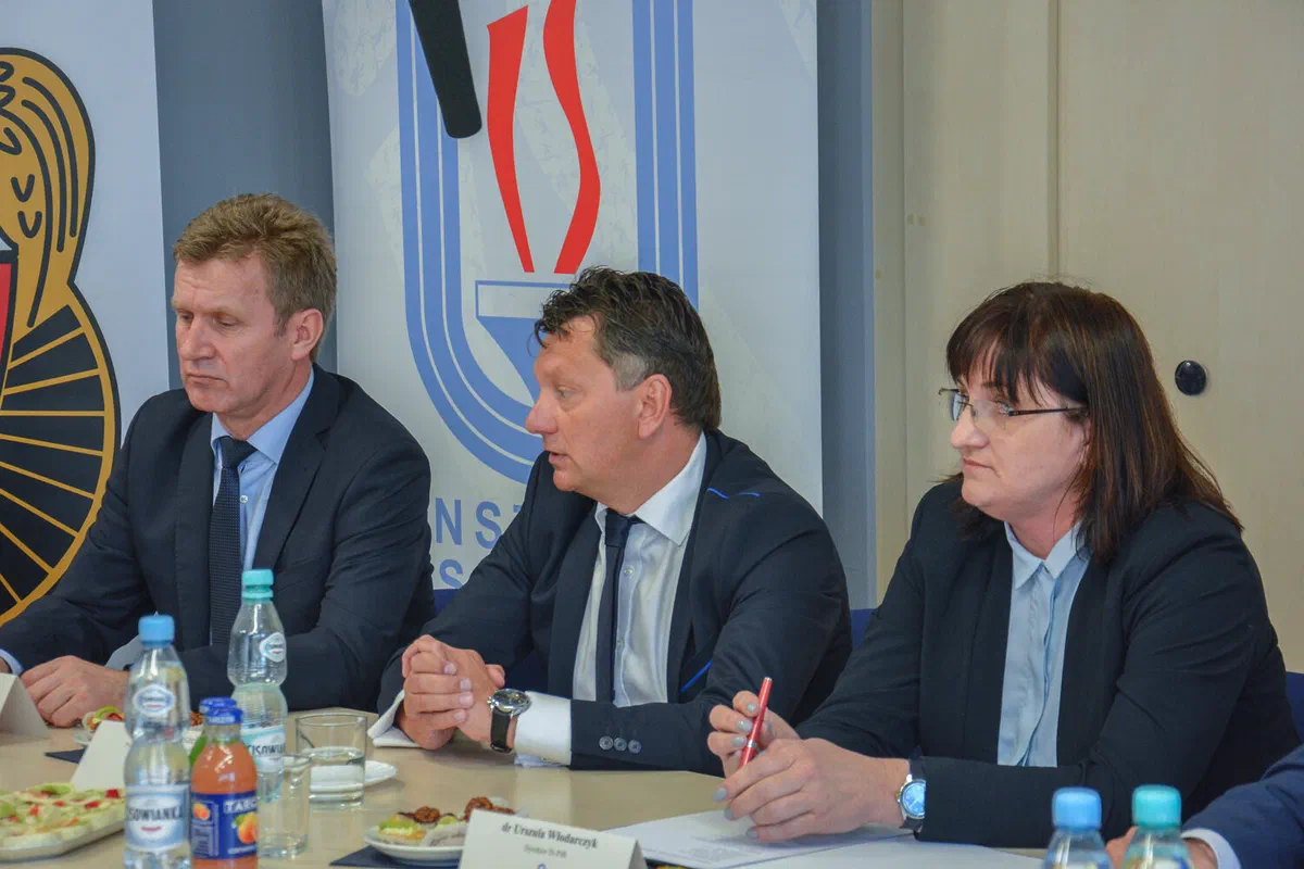 Podpisywanie porozumienia o współpracy między Instytutem Sportu – PIB a Polskim Związkiem Kolarskim z udziałem Podsekretarza Stanu w MSiT Jana Widery i Dyrektor dr Urszuli Włodarczyk.