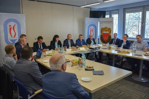 Ogólny widok uczestników spotkania siedzących przy stole w sali konferencyjnej Instytutu