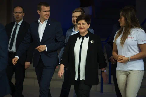 Goście oficjalni i zawodniczka schodzący ze sceny po zakończeniu części oficjalnej uroczystości